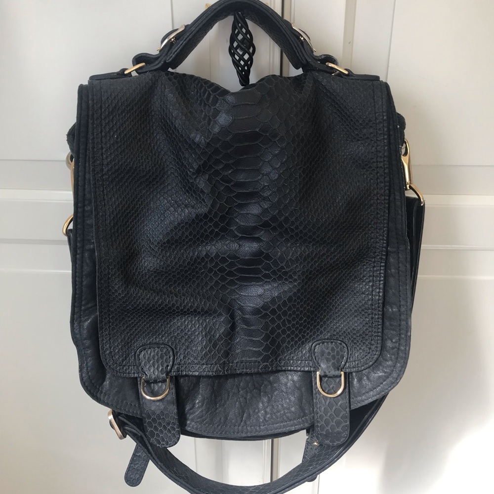 CC Skye Onie Messenger bag in black, used and in great condition